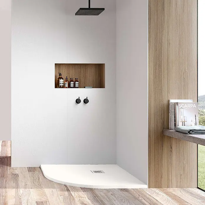 Poalgi Duschwanne Hos's SC - L x B: 80 x 80 cm, Verbundwerkstoff, Blanco - Minimalistische Dusche mit schwarzem Duschkopf, schwarzen Armaturen, Holznische mit Flaschen und weißer gebogener Duschwanne.