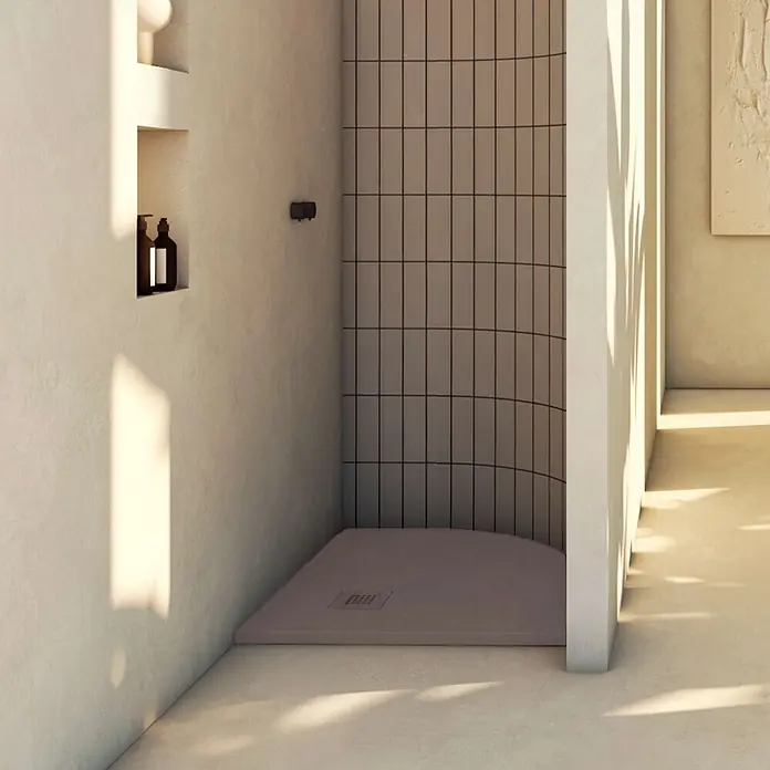 Poalgi Duschwanne Arena SC - L x B: 90 x 90 cm, Verbundwerkstoff, Braun - Flache, taupe Duschwanne mit linearem Abfluss in einer modernen Duschkabine.