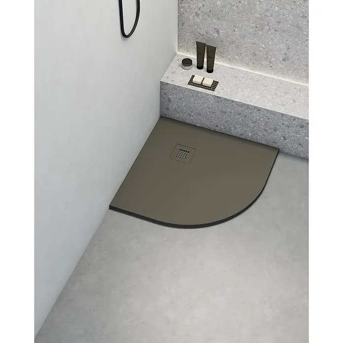 Poalgi Duschwanne Hos's SC - L x B: 80 x 80 cm, Verbundwerkstoff, Braun - Dunkelbraune Viertelkreis-Duschwanne mit Ablauf in einer modernen Dusche.
