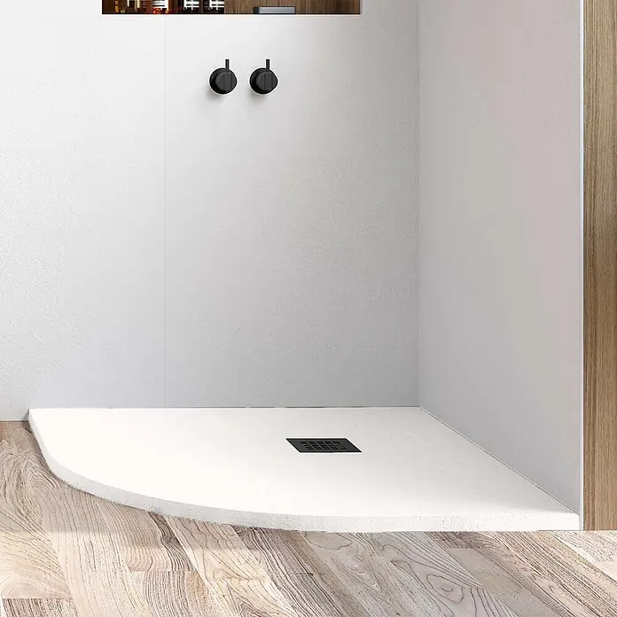 Poalgi Duschwanne Hos's SC HL - L x B: 80 x 80 cm, Verbundwerkstoff, Blanco - Weiße Viertelkreis-Duschwanne mit schwarzem Abfluss, in einer modernen Duschkabine.