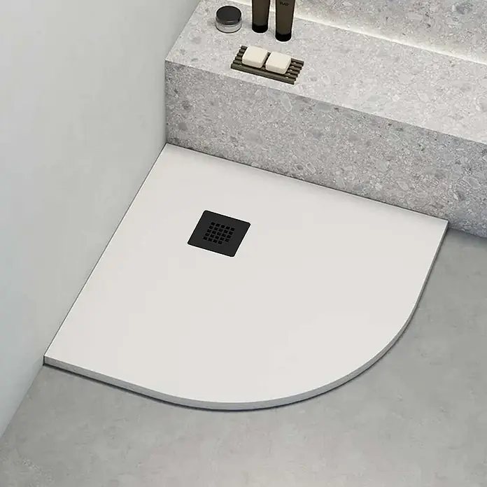 Poalgi Duschwanne Hos's SC HL - L x B: 80 x 80 cm, Verbundwerkstoff, Blanco - Weiße Viertelkreis-Duschwanne mit schwarzem Abfluss in einer modernen Duschkabine installiert.