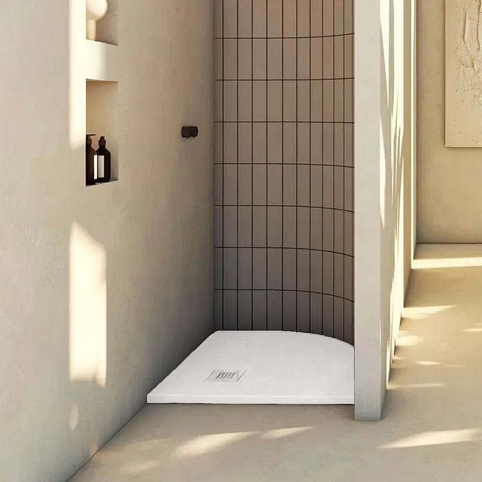 Poalgi Duschwanne Arena - L x B: 90 x 90 cm, Verbundwerkstoff, Blanco - Weiße Duschwanne in Steinoptik mit rechteckigem Abfluss, in einem modernen Duschbereich installiert.