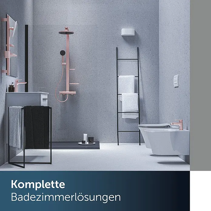 Ideal Standard Alu+ Bidetarmatur - Höhe: 140 mm, Rosé - Modernes Bad mit roségoldener Dusche und Armaturen, weißer Toilette und Bidet, sowie schwarzen Handtuchhaltern.