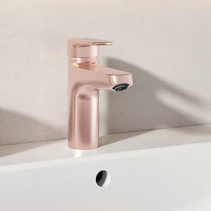 Ideal Standard Alu+ Waschtischarmatur - Höhe: 160 cm, Rosé - Roségoldener Waschtischmischer auf einem weißen Waschbecken installiert.