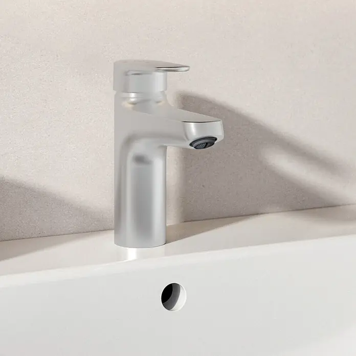 Ideal Standard Alu+ Waschtischarmatur - Höhe: 160 cm, Silber - Badarmatur aus satiniertem Chrom auf weißem Keramikwaschbecken.
