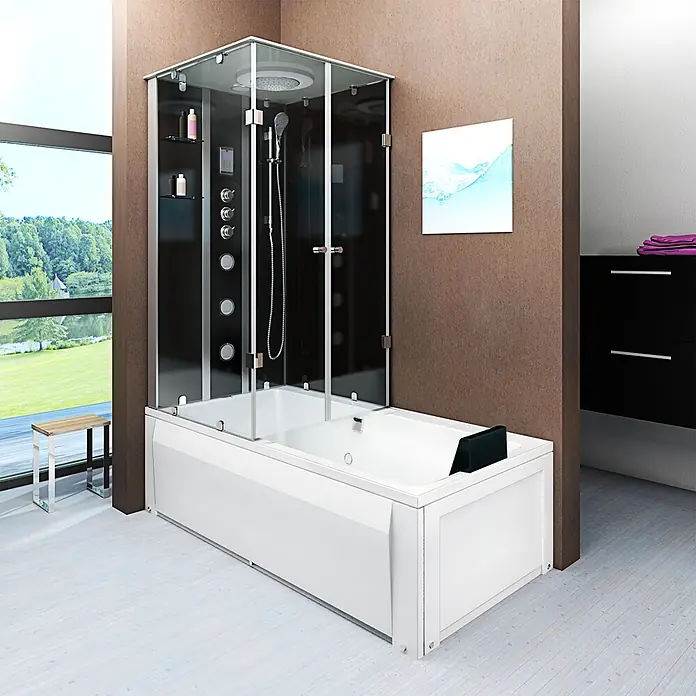 AcquaVapore Komplettdusche Fertigdusche K05-R33-EC - Schwarz - Weiße Badewanne mit eleganter schwarzgerahmter Glasduschkabine, mit Düsen und Bedienelementen, in modernem Badezimmer mit Ausblick.