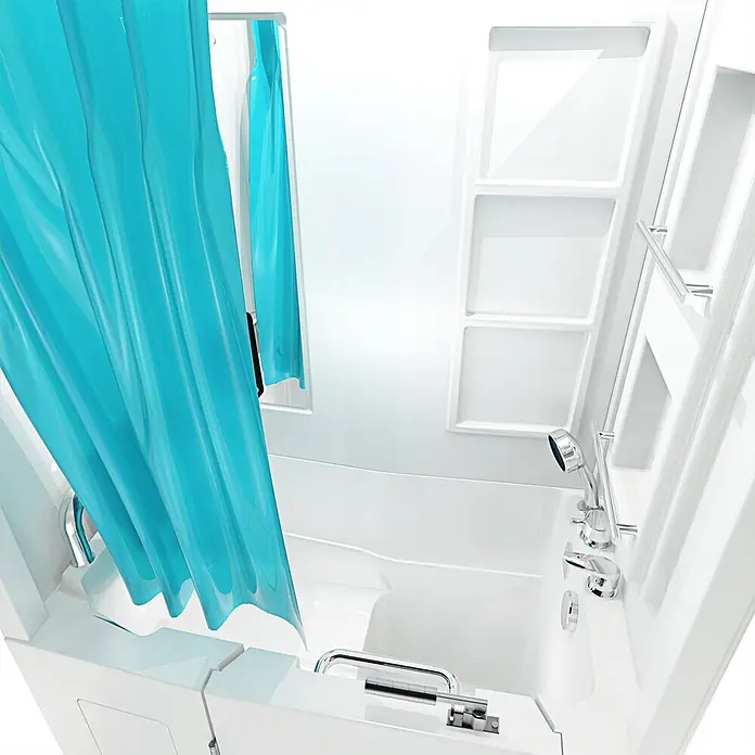 AcquaVapore Komplettdusche Fertigdusche S08D-B-L - Weiß - Weiße begehbare Badewanne mit Chromarmaturen, zugänglicher Tür, Haltegriffen und einem hellblauen Duschvorhang.