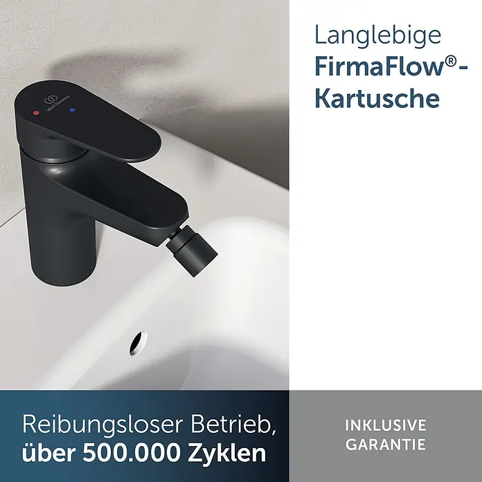 Ideal Standard Alu+ Bidetarmatur - Höhe: 140 mm, Schwarz - Mattschwarze Armatur mit integrierter Bidetbrause in einem weißen Waschbecken.