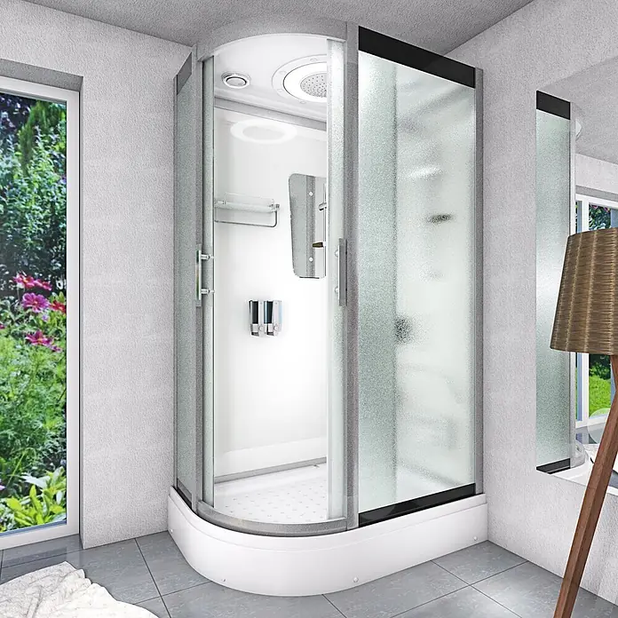 AcquaVapore Komplettdusche Dampfdusche D60-70M3L - Weiß - Moderne gebogene Eckduschkabine mit mattierten Glastüren, weißer Basis und Innenausstattung, in einem hellen Bad.