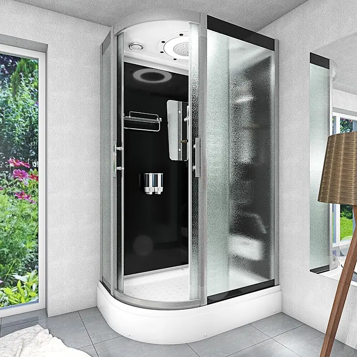 AcquaVapore Komplettdusche Fertigdusche D60-73M1L - Schwarz - Moderne Eckduschkabine mit schwarzer Rückwand, mattierten Glasschiebetüren und weißem Sockel, in einem Badezimmer.