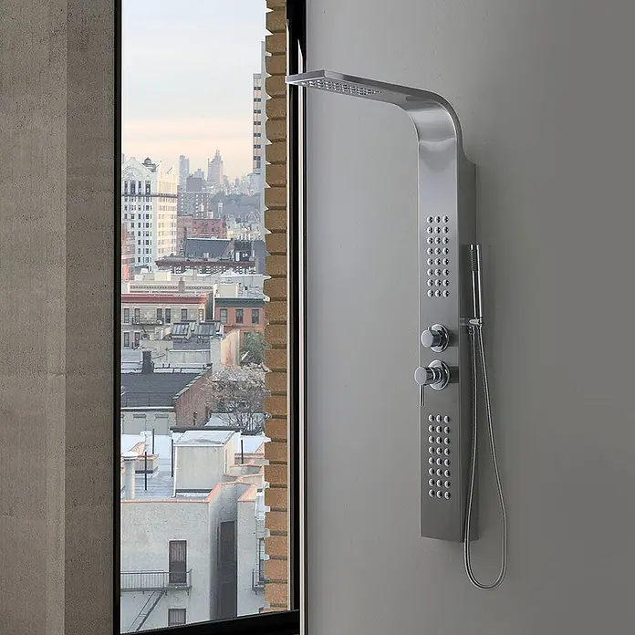 Kiamami Valentina Duschpaneel - Höhe: 1.250 cm, Chrom - Modernes Duschpaneel aus gebürstetem Silber mit Regenduschkopf, Massagedüsen und Handbrause, in einem Bad mit Stadtblick.