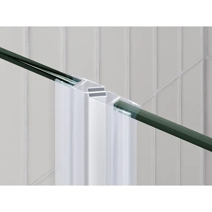 i-flair Dusch-Falttür DTSMF76 - 76 x 195 cm, Beschichtet, Silber, Glasstärke: 6 mm - Durchsichtiger Kunststoffverbinder für zwei dunkelgrüne Stäbe, vor einer hell gefliesten Wand.