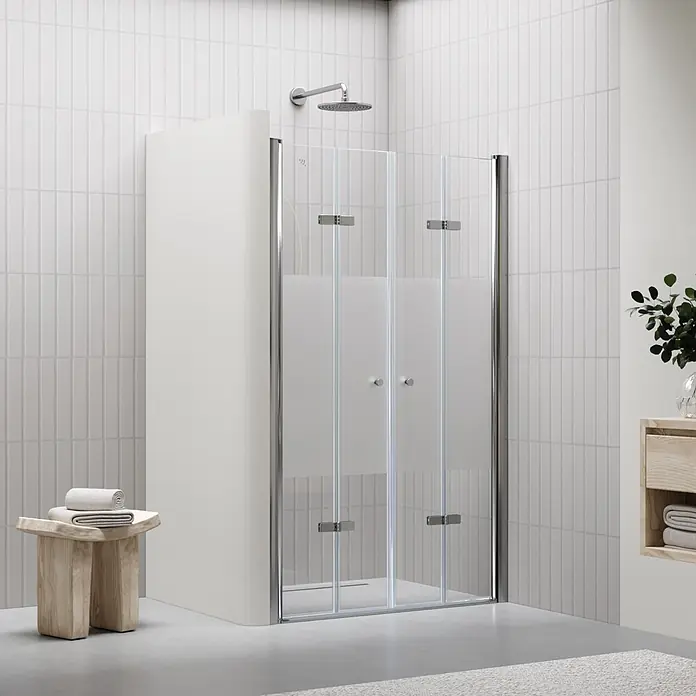 i-flair Dusch-Falttür DTSMF76 - 76 x 195 cm, Beschichtet, Silber, Glasstärke: 6 mm - Moderne Duschkabine mit klaren und mattierten Glasscheiben, Chromrahmen und Duschkopf in einem zeitgenössischen Badezimmer.