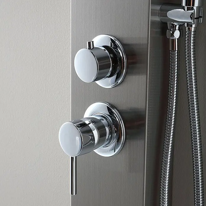 Kiamami Valentina Duschpaneel - Höhe: 1.250 cm, Chrom - Zwei Chrom-Duschregler, einer mit Hebel, auf einer gebürsteten Metall-Duschpaneel neben einem Chrom-Flexschlauch.