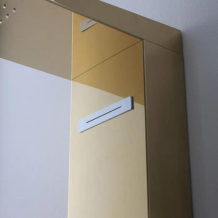Kiamami Valentina Duschpaneel - Höhe: 1.500 cm, Gold - Goldfarbenes Duschpaneel mit integrierten Duschdüsen und eleganten rechteckigen Metallmerkmalen.