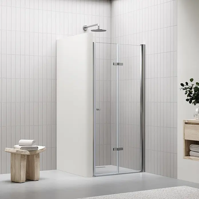i-flair Dusch-Falttür DT822C100 - Beschichtet, Silber, Glasstärke: 6 mm - Moderne Duschkabine mit klaren Glaspaneelen und Chromarmaturen, in einer gefliesten Badezimmerecke.