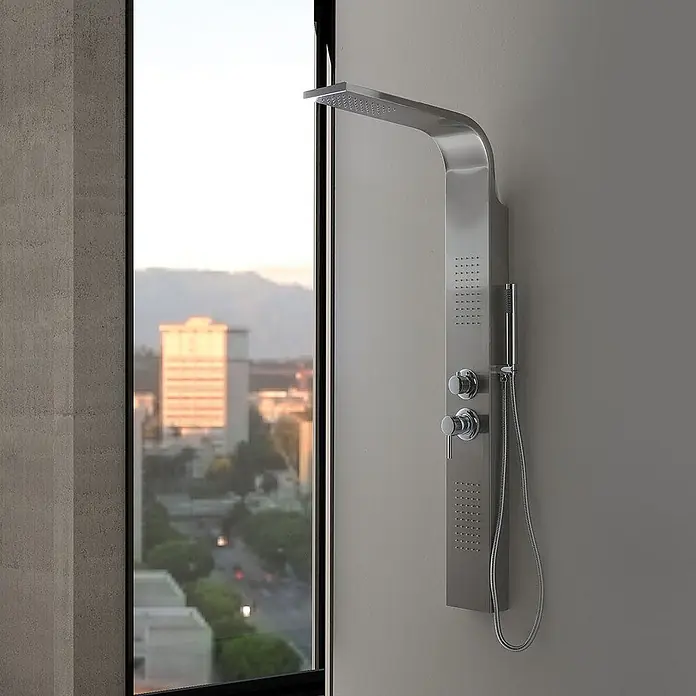 Kiamami Valentina Duschpaneel - Höhe: 1.250 cm, Chrom - Modernes Duschpaneel aus gebürstetem Edelstahl mit integrierter Kopfbrause, Massagedüsen und Handbrause, neben großem Fenster montiert.