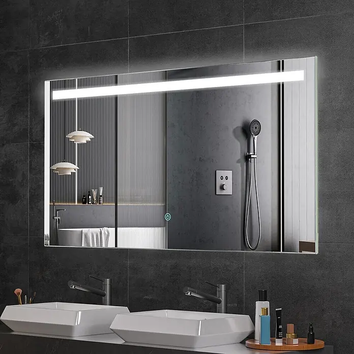 LOMAZOO Lichtspiegel LMZ-HOUSTON - 120 x 60 cm, Glänzend weiß - Rechteckiger LED-Spiegel mit horizontaler Lichtleiste, über zwei modernen Waschbecken montiert.