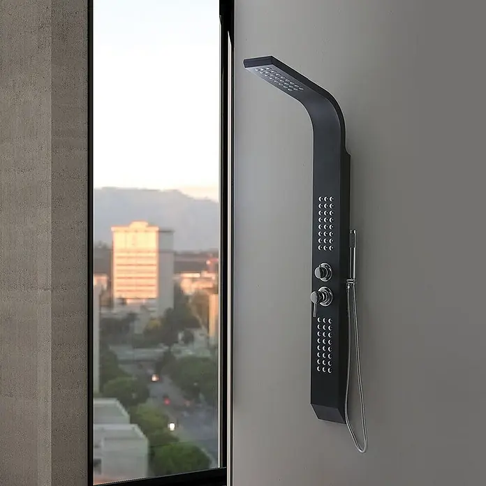 Kiamami Valentina Duschpaneel - Höhe: 1.550 cm, Schwarz - Schwarzes Duschpaneel mit integrierter Kopfbrause, Massagedüsen und Handbrause, neben einem Fenster mit Stadtblick installiert.