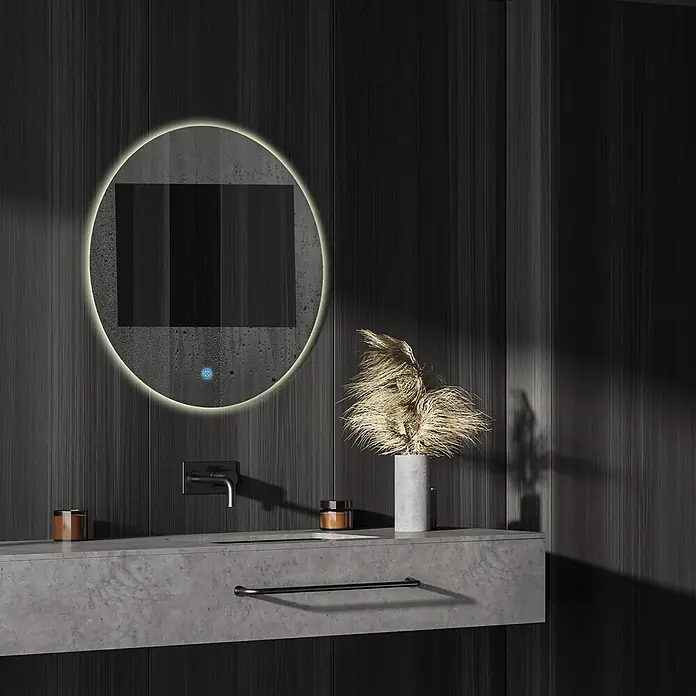 LOMAZOO Lichtspiegel LMZ-DALLAS - Durchmesser: 80 cm, Glänzend weiß - Runder LED-Spiegel mit Antibeschlagfunktion und beleuchtetem Power-Knopf, über einem Betonwaschtisch mit schwarzer Armatur montiert.