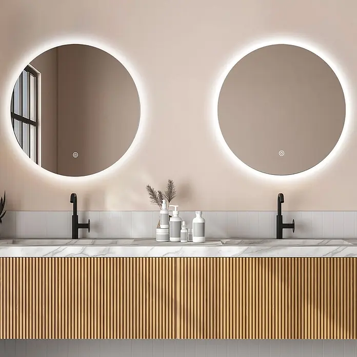 LOMAZOO Lichtspiegel LMZ-DALLAS - Durchmesser: 80 cm, Glänzend weiß - Zwei runde LED-beleuchtete Spiegel über einem Doppelwaschtisch mit geriffelter heller Holzbasis und Marmorarbeitsplatte.