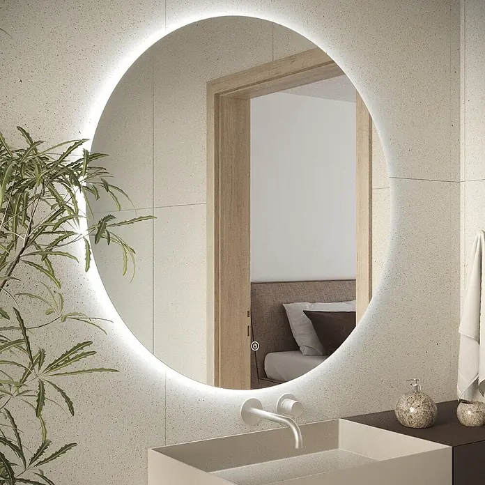 LOMAZOO Lichtspiegel LMZ-DALLAS - Durchmesser: 80 cm, Glänzend weiß - Runder, hinterleuchteter Spiegel im modernen Badezimmer, der ein Schlafzimmer reflektiert.