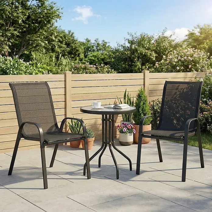 Outsunny Gartentisch-Set - Gesamtumfang: 3 -tlg., L x B x H: 60 x 60 x 71 cm, Ø x H: 60 x 71 cm, Metall, gehärtetes Glas, Textilene (100 % Polyester) - Schwarzes Terrassen-Bistro-Set: zwei Mesh-Stühle und ein runder Glastisch auf einer Terrasse.