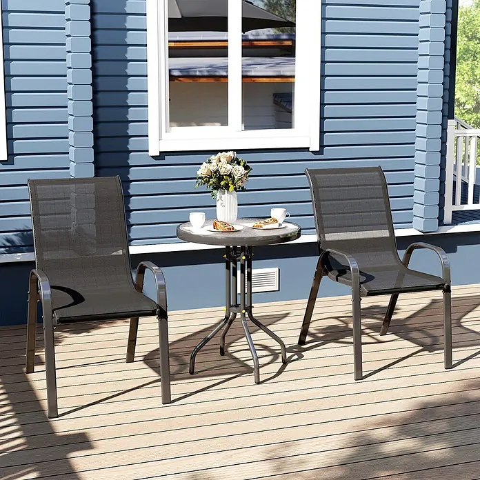 Outsunny Gartentisch-Set - Gesamtumfang: 3 -tlg., L x B x H: 60 x 60 x 71 cm, Ø x H: 60 x 71 cm, Metall, gehärtetes Glas, Textilene (100 % Polyester) - Dunkelgraue Sling-Terrassenstühle und ein runder Tisch mit heller Platte auf einem Holzdeck.