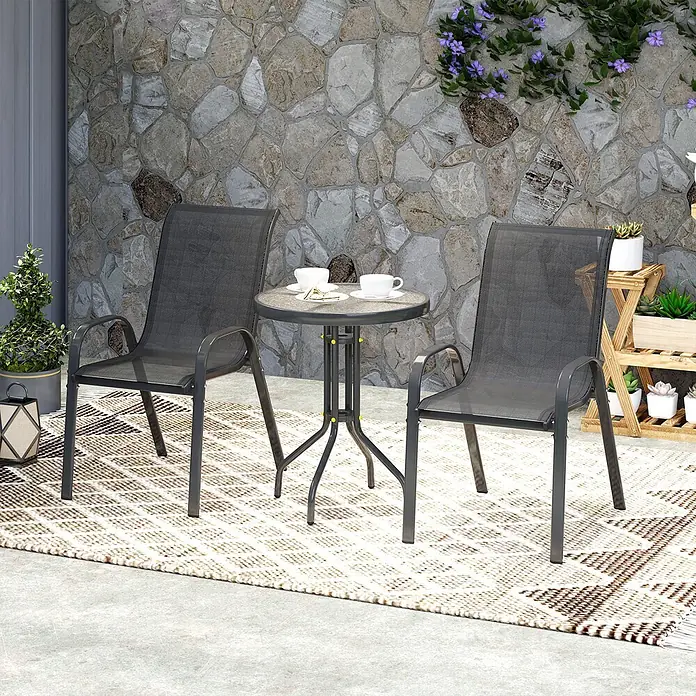 Outsunny Gartentisch-Set - Gesamtumfang: 3 -tlg., L x B x H: 60 x 60 x 71 cm, Ø x H: 60 x 71 cm, Metall, gehärtetes Glas, Textilene (100 % Polyester) - Dunkelgraues Terrassen-Bistro-Set mit zwei Netzstühlen und rundem Tisch auf einem Teppich.