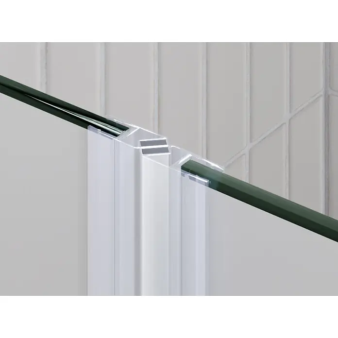 i-flair Dusch-Falttür DTSF96 - 96 x 195 cm, Beschichtet, Silber, Glasstärke: 6 mm - Transparente Kunststoff-Duschdichtung, angewinkelt auf Glaspaneel montiert.