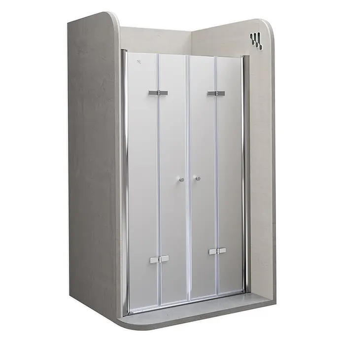 i-flair Dusch-Falttür DTSF96 - 96 x 195 cm, Beschichtet, Silber, Glasstärke: 6 mm - Milchglas-Bifold-Duschabtrennung mit Chromrahmen und runden Griffen, in Duschkabine installiert.