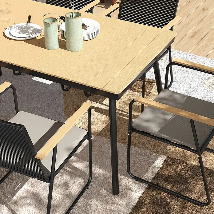 Outsunny Gartentisch-Set - Gesamtumfang: 7 -tlg., Metall, Holzwerkstoff, Polyester, Schaumstoff - Gartenset mit hellem Holztisch und Stühlen mit schwarzen Rahmen, geflochtenen Lehnen und grauen Kissen, auf einem Teppich.