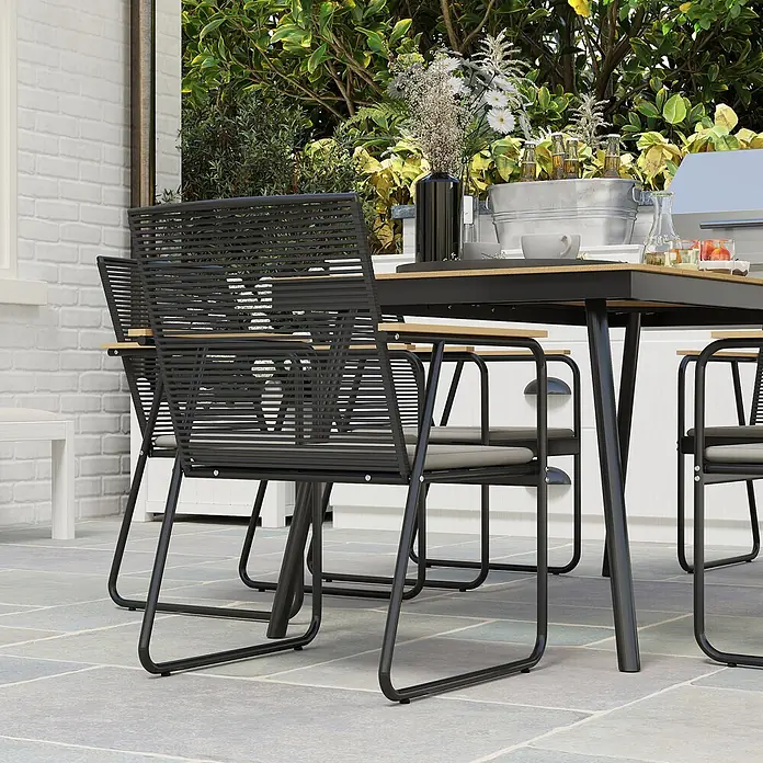 Outsunny Gartentisch-Set - Gesamtumfang: 7 -tlg., Metall, Holzwerkstoff, Polyester, Schaumstoff - Schwarzes Outdoor-Esstischset aus Metall mit geflochtenen Stühlen und Holzdetails auf einer Terrasse mit Getränken.