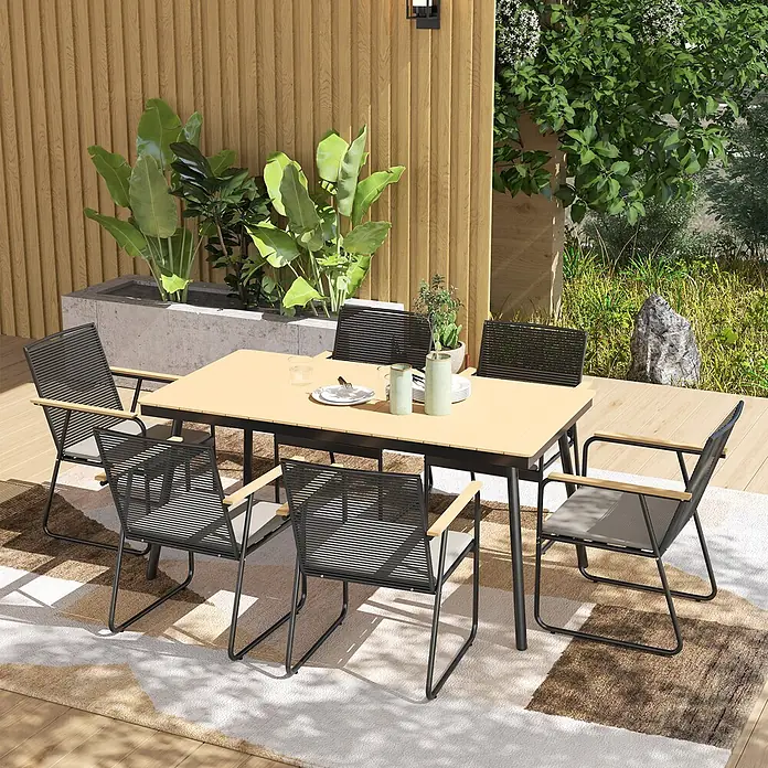 Outsunny Gartentisch-Set - Gesamtumfang: 7 -tlg., Metall, Holzwerkstoff, Polyester, Schaumstoff - Outdoor-Essgruppe mit hellem Holztisch und sechs Stühlen mit schwarzen Rahmen, geflochtenen Sitzen und Holzarmlehnen auf einer Terrasse mit Pflanzen.