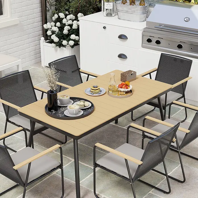 Outsunny Gartentisch-Set - Gesamtumfang: 7 -tlg., Metall, Holzwerkstoff, Polyester, Schaumstoff - Outdoor-Esstisch mit heller Holzoptik und sechs schwarze Seilstühle mit hellgrauen Kissen und Holzarmlehnen auf einer Terrasse.