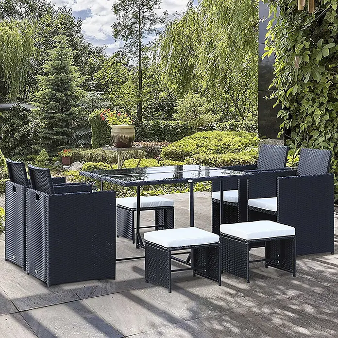 Outsunny Gartentisch-Set 9-tlg. inkl. Sitz- und Rückenkissen - Gesamtumfang: 9 -tlg., Polyrattan, Metall, Polyester - Kompaktes schwarzes Polyrattan-Gartenset mit weißen Kissen und Glastisch, auf einer Außenterrasse.