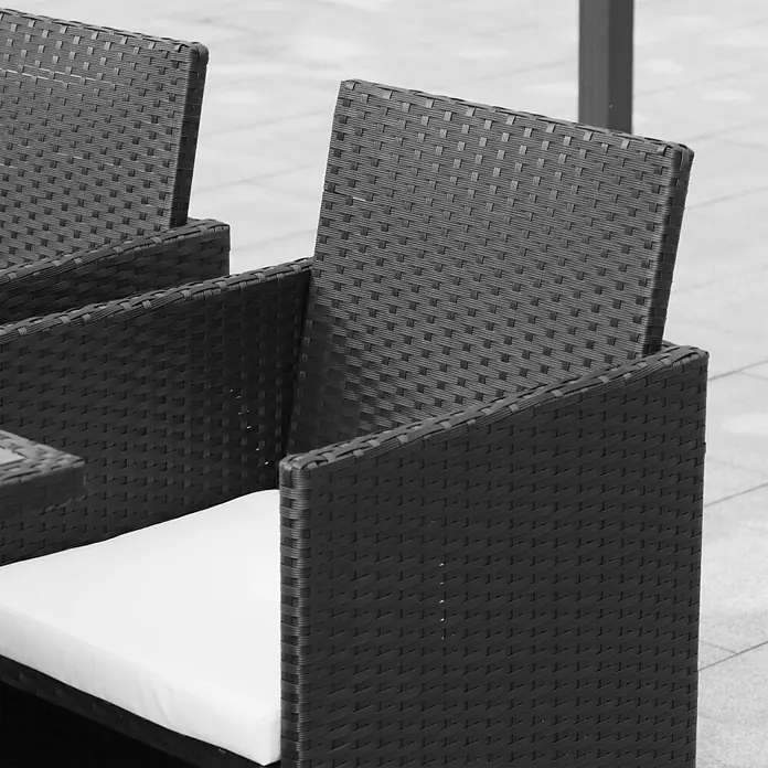 Outsunny Gartentisch-Set 9-tlg. inkl. Sitz- und Rückenkissen - Gesamtumfang: 9 -tlg., Polyrattan, Metall, Polyester - Dunkelbrauner Outdoor-Stuhl im Rattan-Stil mit weißem Kissen.
