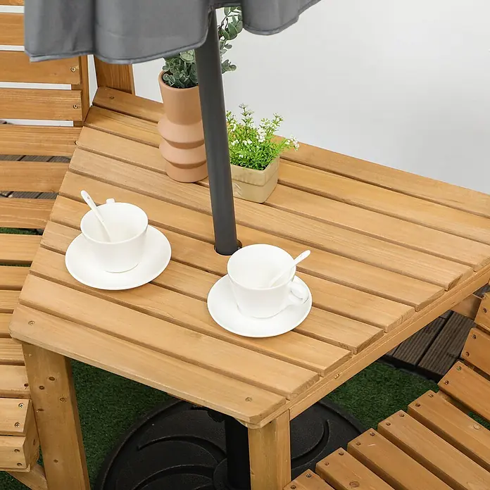 Outsunny Gartentisch-Set - Gesamtumfang: 1 -tlg., L x B x H: 66 x 65 x 90 cm, Tannenholz - Hölzerner Gartentisch mit integriertem grauem Sonnenschirm und zwei weißen Tassen, ideal für entspannte Stunden im Freien.