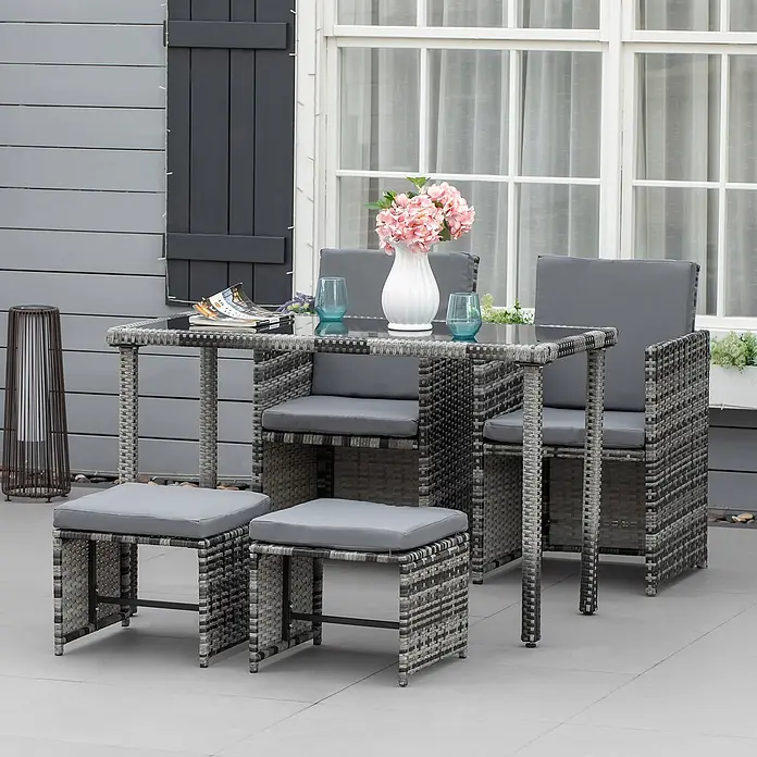 Outsunny Gartentisch-Set 5-tlg. mit Tisch - Gesamtumfang: 5 -tlg., PE Polyrattan, Metall, Hartglas, Polyester - Grau-schwarzes Rattan-Garten-Essgruppe mit Tisch, zwei Stühlen und zwei Hockern mit grauen Kissen auf heller Terrasse.