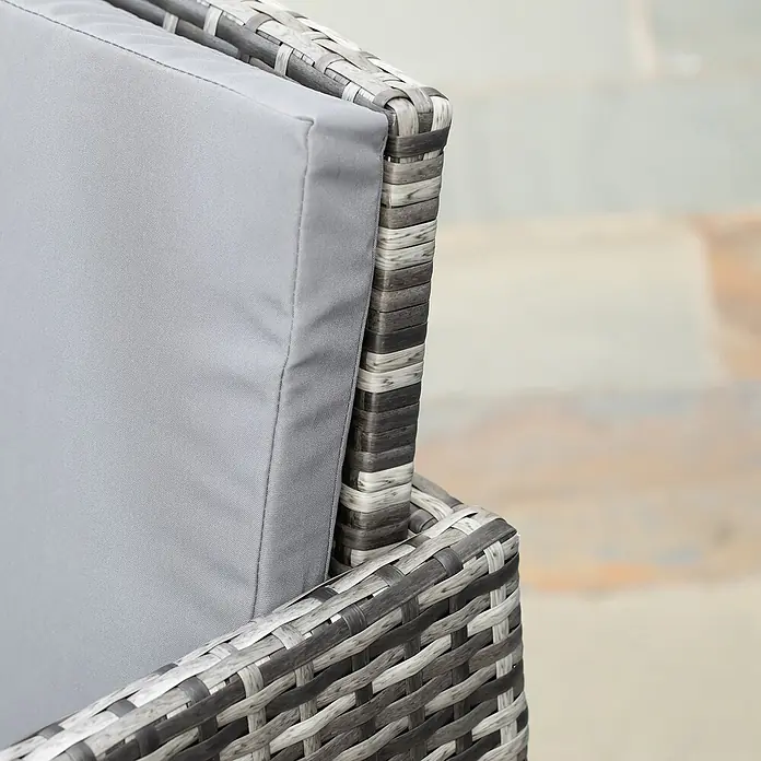 Outsunny Gartentisch-Set 5-tlg. mit Tisch - Gesamtumfang: 5 -tlg., PE Polyrattan, Metall, Hartglas, Polyester - Outdoor-Stuhl mit grauem Kissen und grau-weiß geflochtener Rattan-Armlehne.
