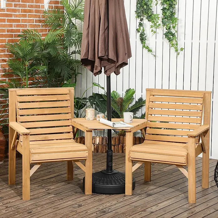 Outsunny Gartentisch-Set - Gesamtumfang: 1 -tlg., L x B x H: 66 x 65 x 90 cm, Tannenholz - Gartenmöbelset für den Außenbereich mit zwei hellen Lattenstühlen aus Holz, einem dreieckigen Verbindungstisch und einem braunen Sonnenschirm.