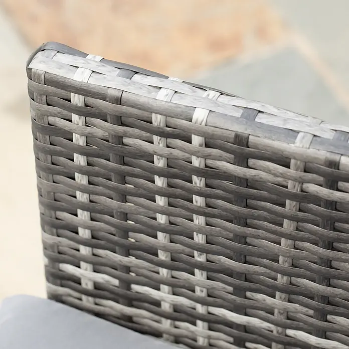 Outsunny Gartentisch-Set 5-tlg. mit Tisch - Gesamtumfang: 5 -tlg., PE Polyrattan, Metall, Hartglas, Polyester - Rückenlehne eines Gartenstuhls aus mehrfarbigem, grauem Polyrattan-Geflecht.