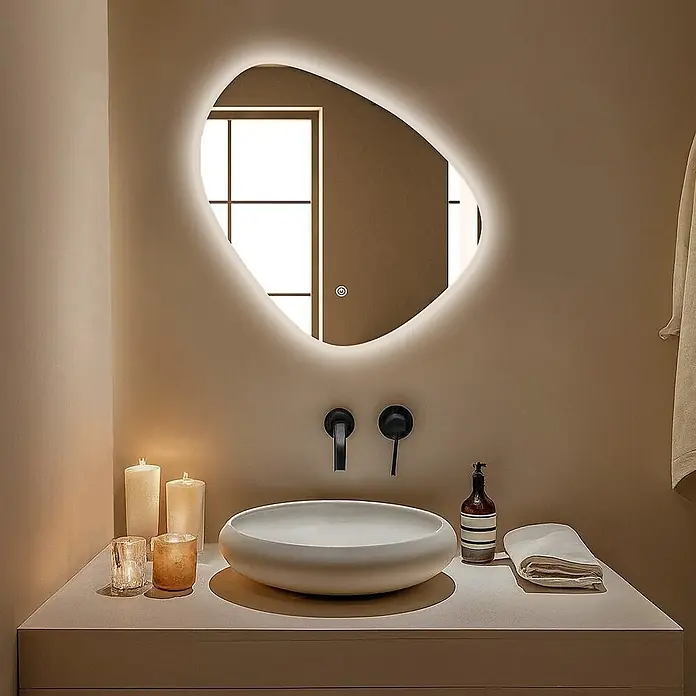 LOMAZOO Lichtspiegel LMZ-GENEVA - 60 x 60 cm, Durchmesser: 60 cm, Glänzend weiß - Moderne Badwaschtisch mit unregelmäßig geformtem, hinterleuchtetem Spiegel, weißem Aufsatzwaschbecken und schwarzen Wandarmaturen.