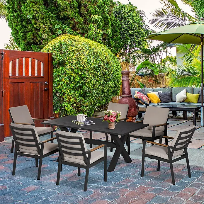 Outsunny Gartentisch-Set - Gesamtumfang: 7 -tlg., Aluminium, Kunststoff, Polyester - Dunkelgraue Outdoor-Essgruppe mit sechs Stühlen und einem Tisch, mit beigefarbenen Polstern und Holzarmlehnen, auf einer Terrasse platziert.