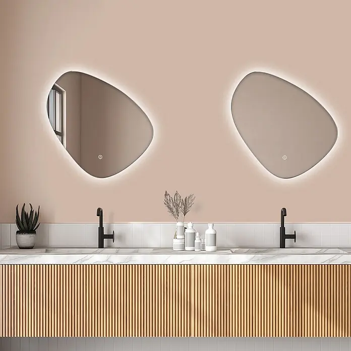 LOMAZOO Lichtspiegel LMZ-GENEVA - 60 x 60 cm, Durchmesser: 60 cm, Glänzend weiß - Zwei organisch geformte, hinterleuchtete Spiegel über einem modernen Badwaschtisch mit Holzlamellen und Marmorplatte.