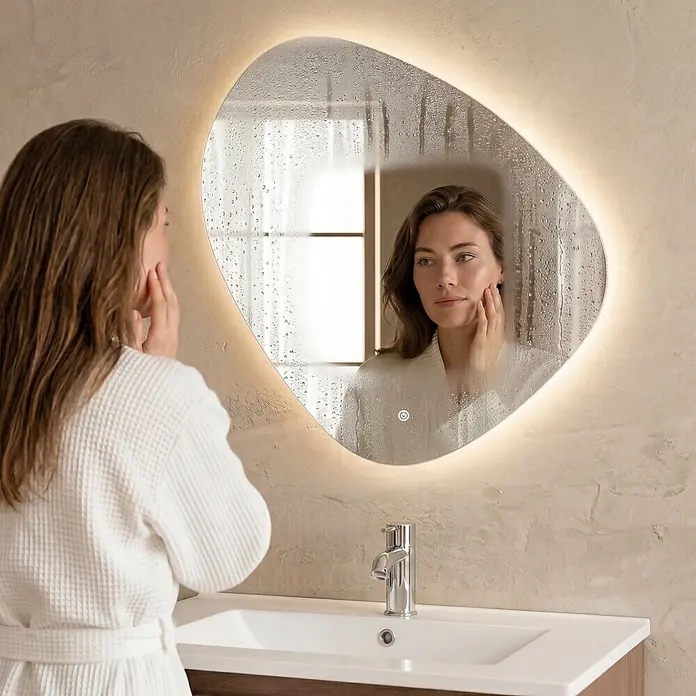 LOMAZOO Lichtspiegel LMZ-ZURICH - Durchmesser: 80 cm, Glänzend weiß - Beleuchteter, organisch geformter Spiegel, teilweise beschlagen, reflektiert eine Frau im Bademantel.