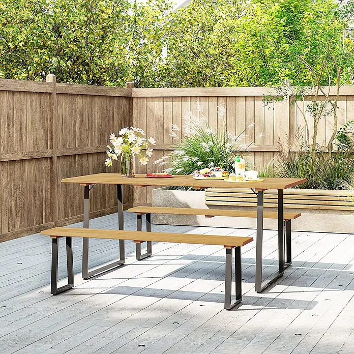 Outsunny Gartentisch-Set - Gesamtumfang: 3 -tlg., Stahl, Tannenholz - Gartentisch mit Bänken aus hellem Holz und dunklen Metallbeinen, auf einer Terrasse mit Speisen.