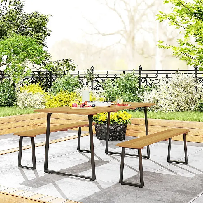 Outsunny Gartentisch-Set - Gesamtumfang: 3 -tlg., Stahl, Tannenholz - Outdoor-Esstisch-Set aus Holz mit zwei Bänken und schwarzen Metallbeinen, auf einer Terrasse mit Speisen.