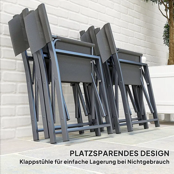 Outsunny Gartentisch-Set - Gesamtumfang: 5 -tlg., L x B x H: 150 x 90 x 72 cm, Stahl, Textilene, Gehärtetes Glas - Vier dunkelgraue Klappstühle hochkant an einer Wand gestapelt, was ihr platzsparendes Design im Nichtgebrauch zeigt.