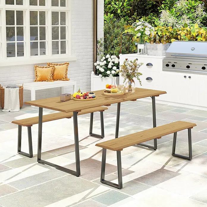 Outsunny Gartentisch-Set - Gesamtumfang: 3 -tlg., Stahl, Tannenholz - Outdoor-Esstisch aus Holz mit zwei passenden Bänken und dunklen Metallbeinen, für eine Mahlzeit auf einer Sonnenterrasse.
